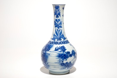 Un vase de forme bouteille en porcelaine de Chine bleu et blanc, &eacute;poque Transition